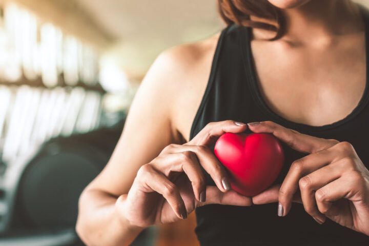 chica con corazon, cuidarse en el gimnasio