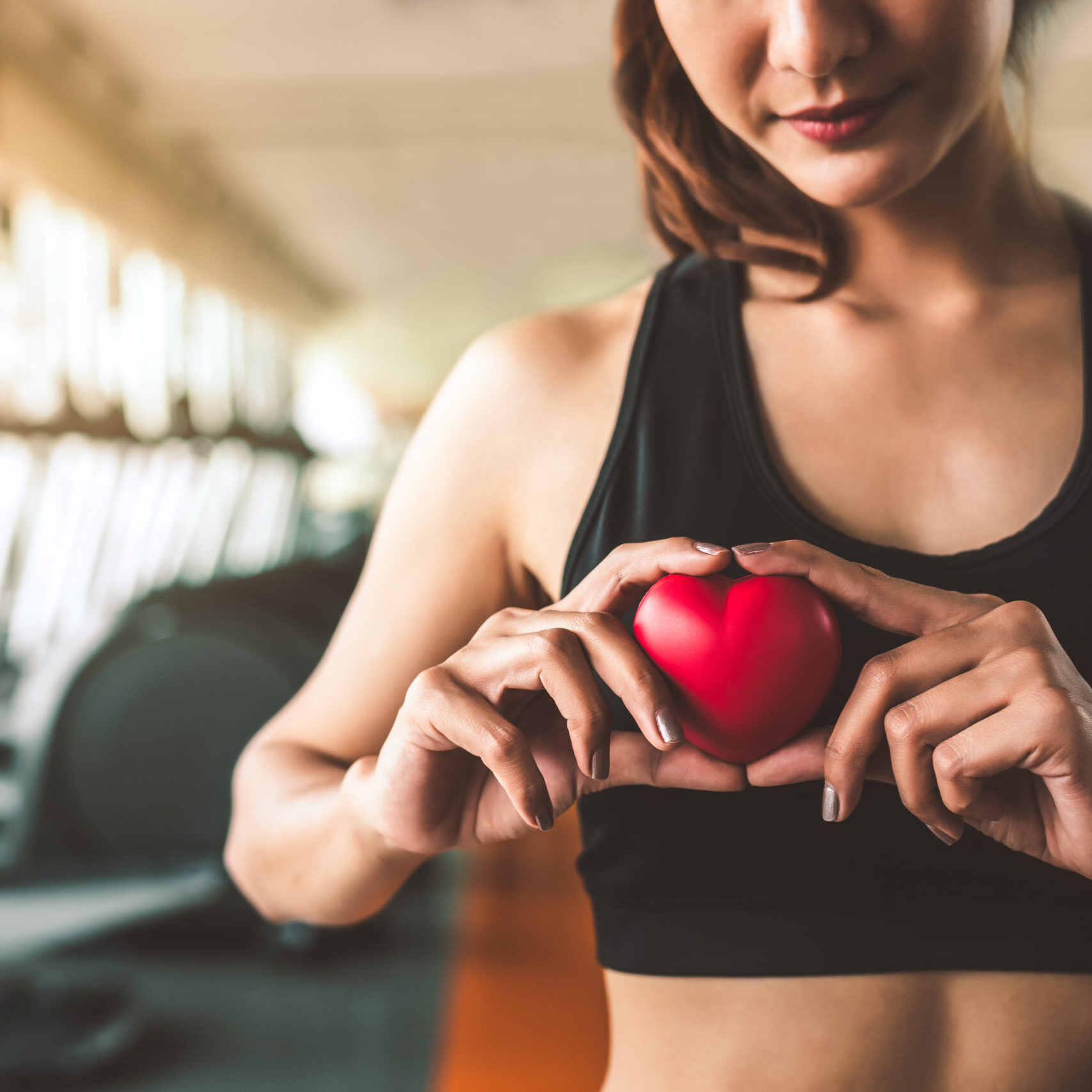 chica con corazon, cuidarse en el gimnasio