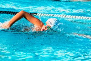 Nadador CDO en piscina