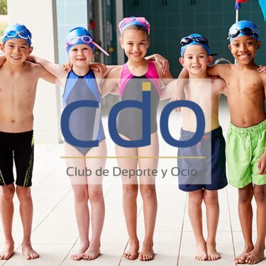 Un grupo de niños aprende a nadar en una piscina de CDO Un grupo de niños aprende a nadar en una piscina de CDO