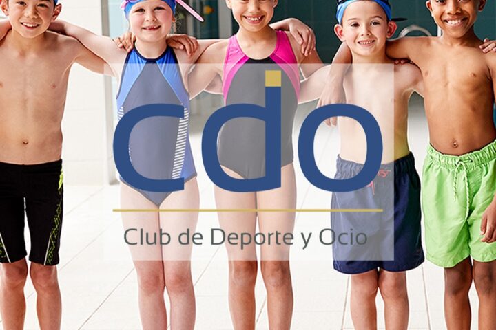 Un grupo de niños aprende a nadar en una piscina de CDO