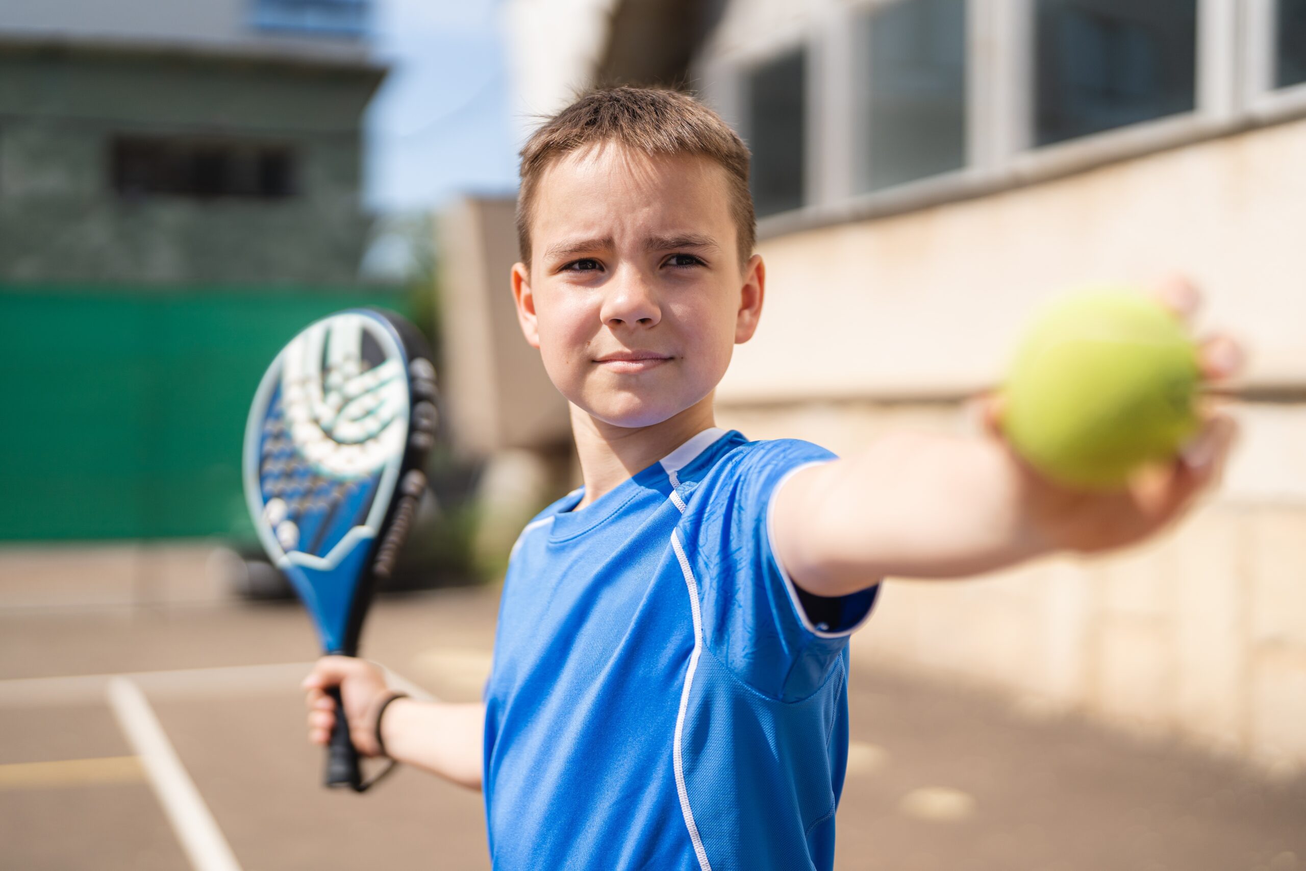 Niño jugando al pádel, en un curso intensivo de CDO Riberas Niño juega al pádel