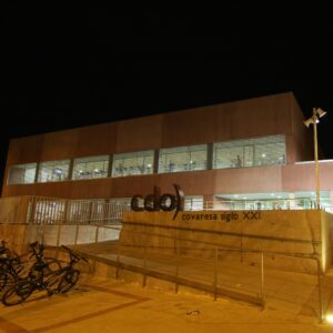 Fachada exterior nocturna CDO Covaresa
