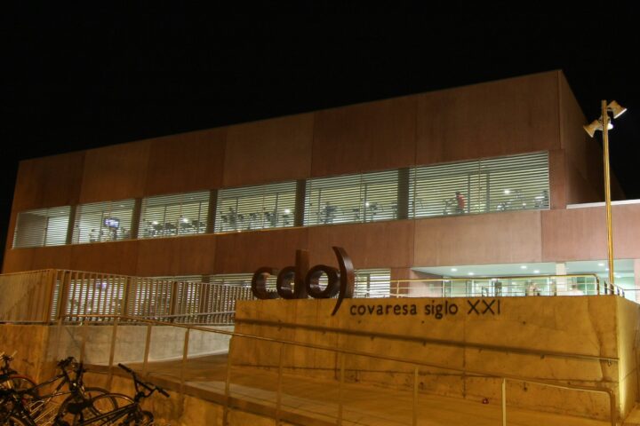 Fachada exterior nocturna CDO Covaresa