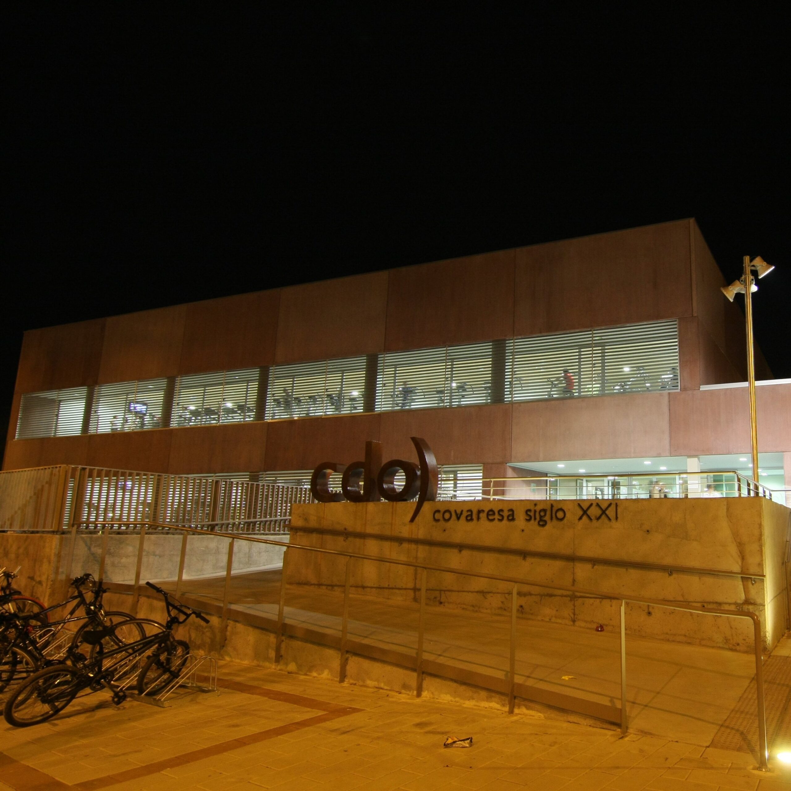 Fachada exterior nocturna CDO Covaresa