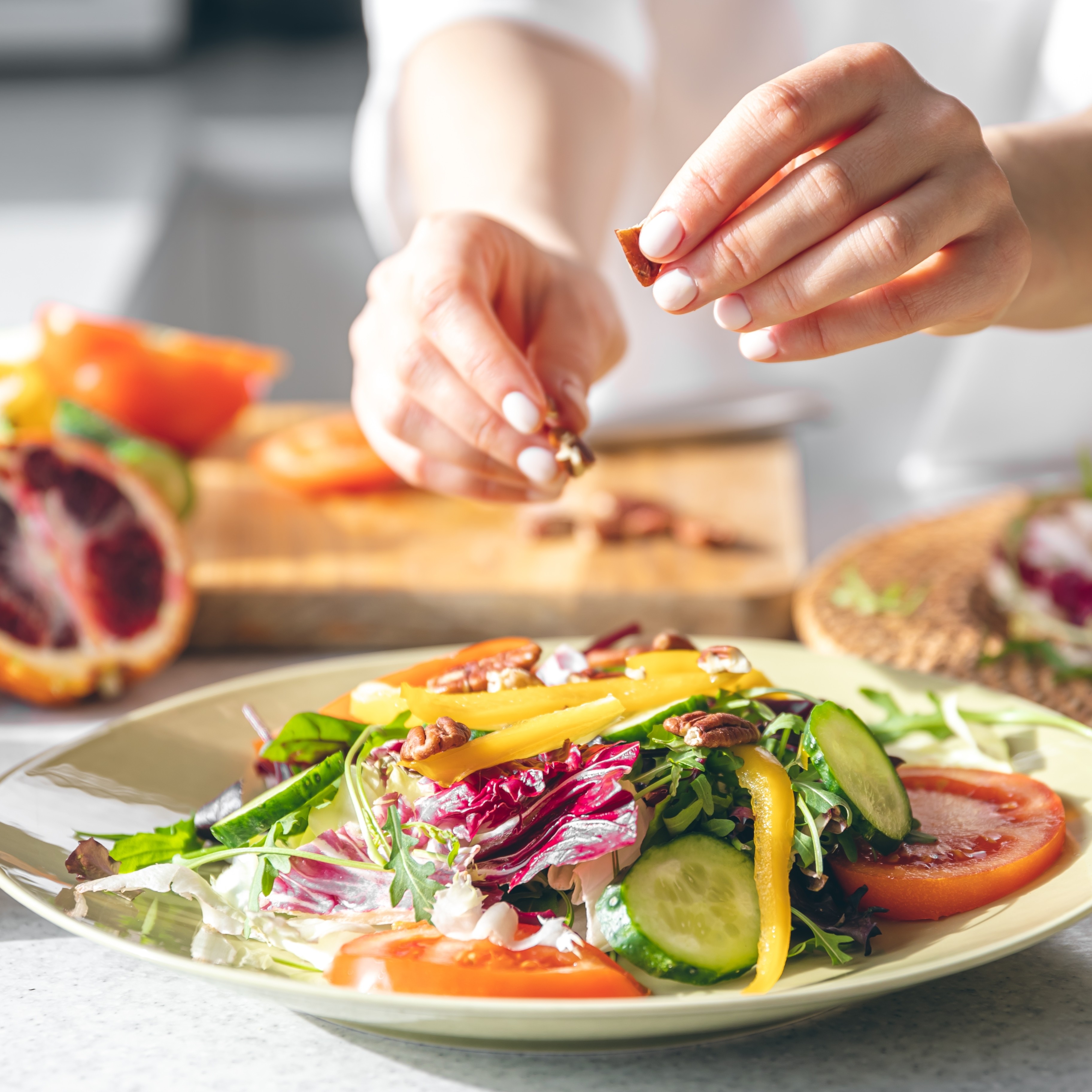 Una ensalada variada es una gran opción para disfrutar de una alimentación sana en verano. Alimentación saludable