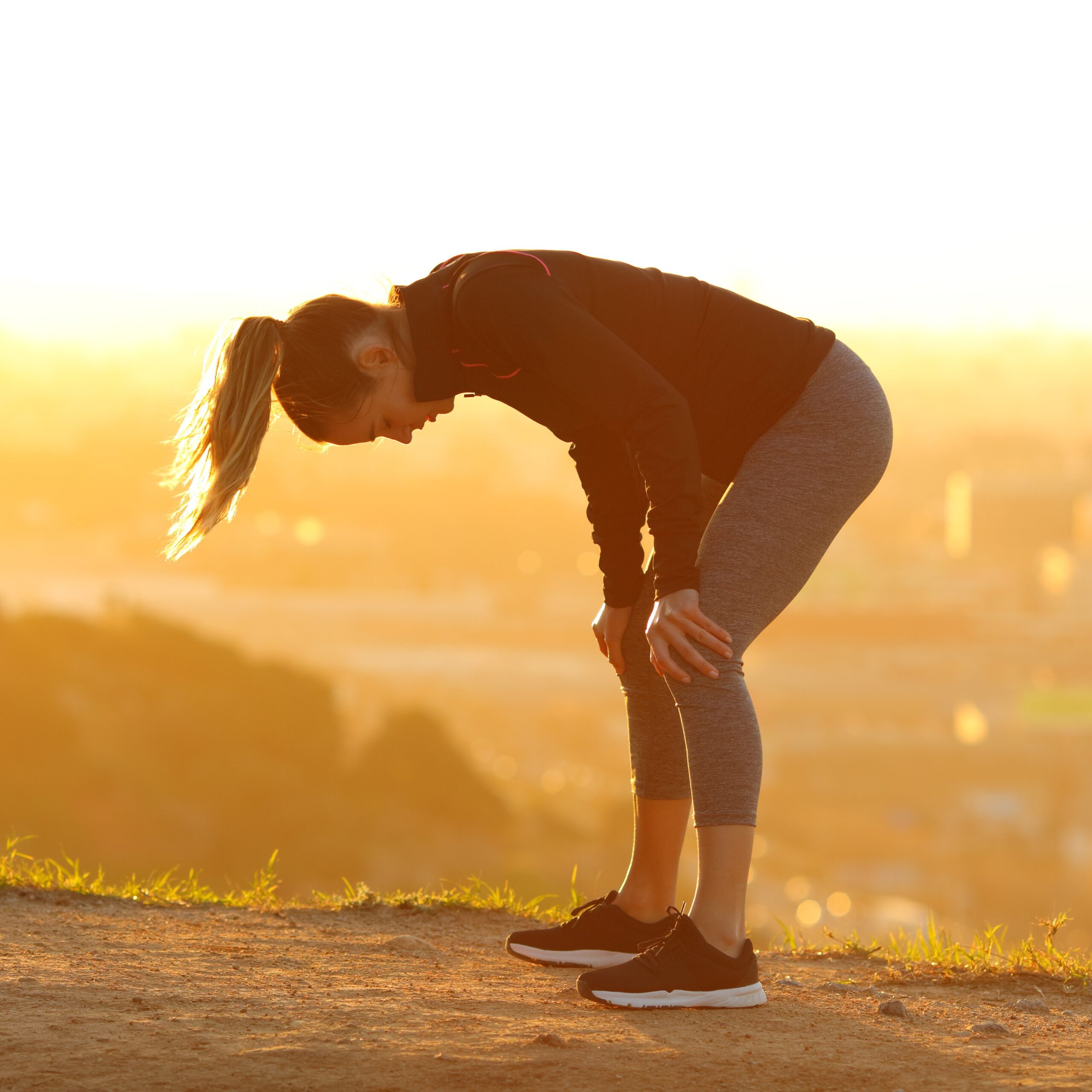 Una mujer agotada por el calor tras hacer deporte
