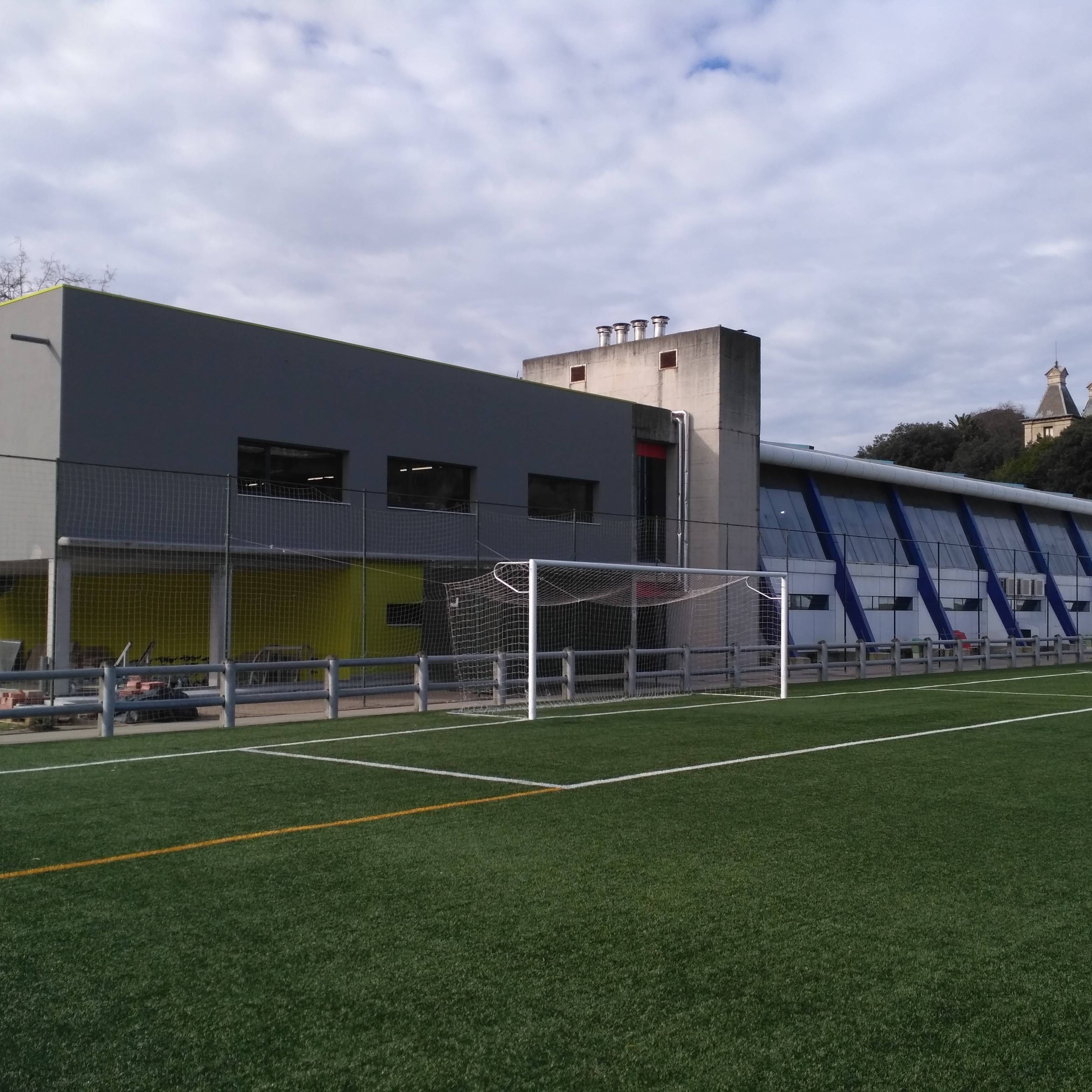 Campo de fútbol exterior del club de deporte CDO Solares (Cantabria) Exterior del club CDO Solares