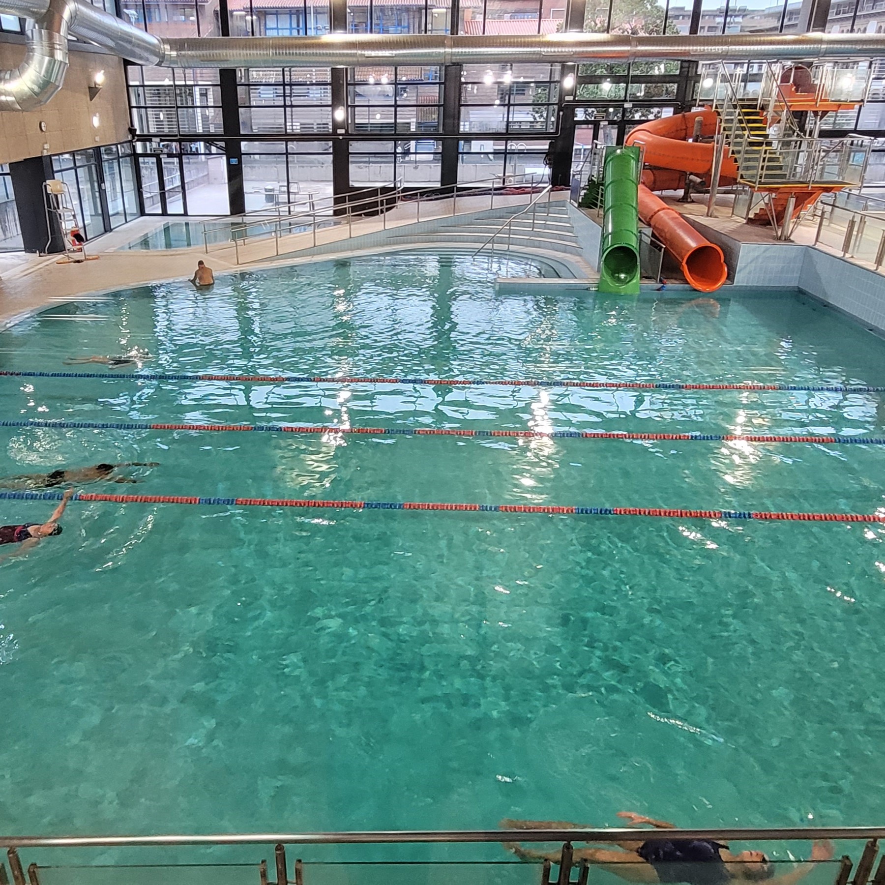 La piscina con toboganes del club deportivo CDO Zuhaizti es uno de sus principales atractivos Piscina de CDO Zuhaizti